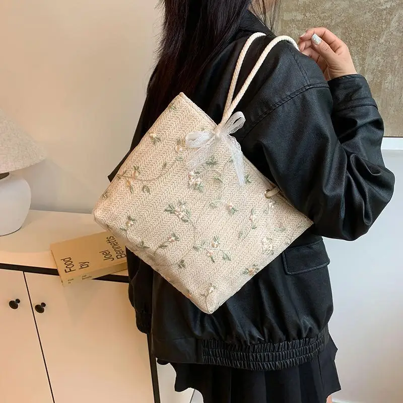 Borsa tote in paglia intrecciata con ricamo floreale e dettaglio fiocco in pizzo, perfetta per il pendolarismo quotidiano, gite in spiaggia e shopping
