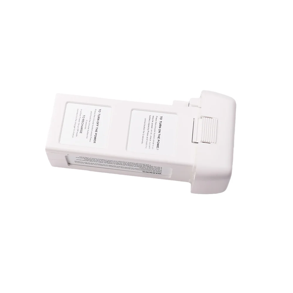 Batterie 4980mAh/4500mAh pour DJI Phantom 3 insérée dans le drone, prête pour le vol, avec les hélices en arrière-plan.