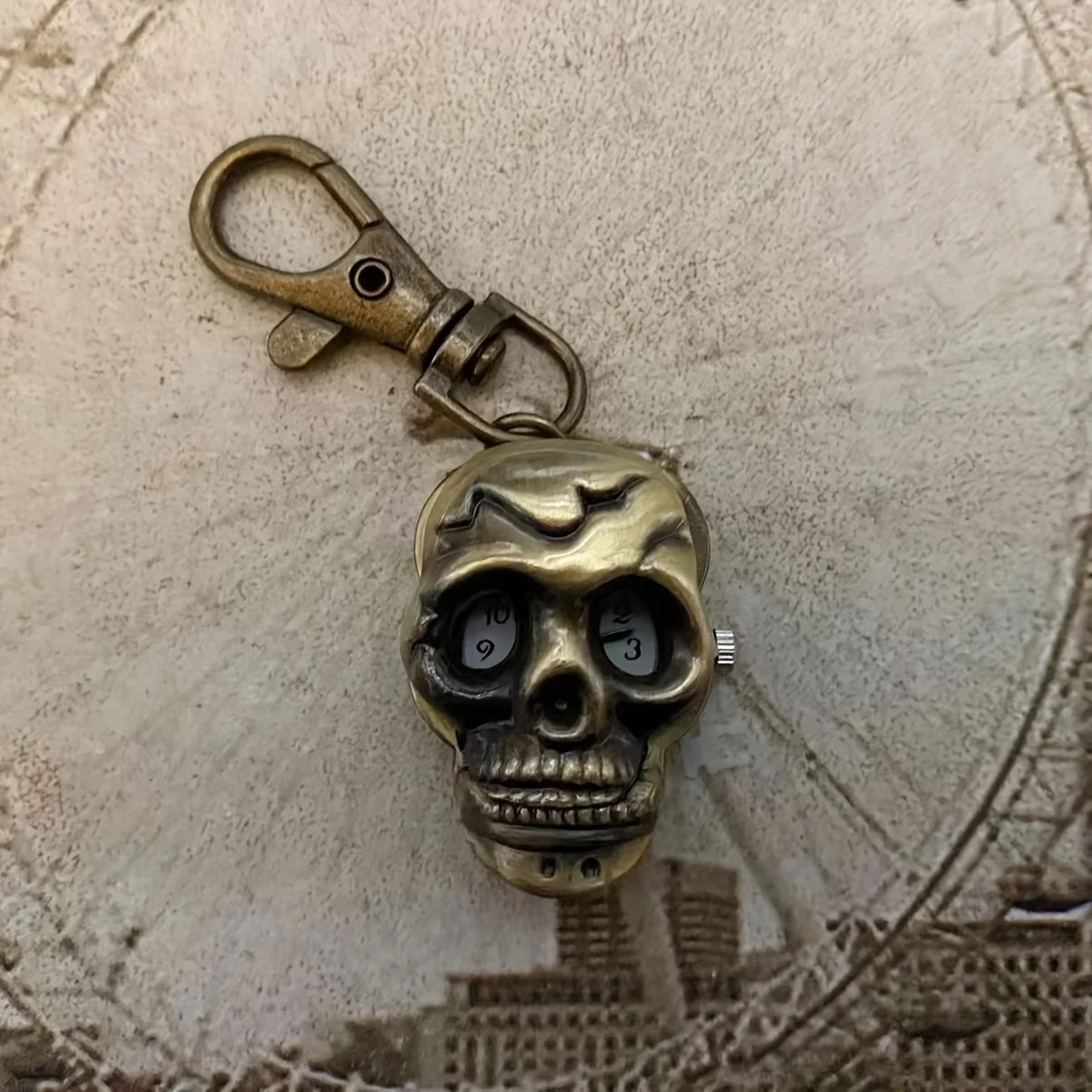 1PC Halloween Retro Skull Ghost Head Watch Caribbean Pirate Skull Quartz Pocket Watch Trendy Men's Pointer Flip Cap Pocket Watch