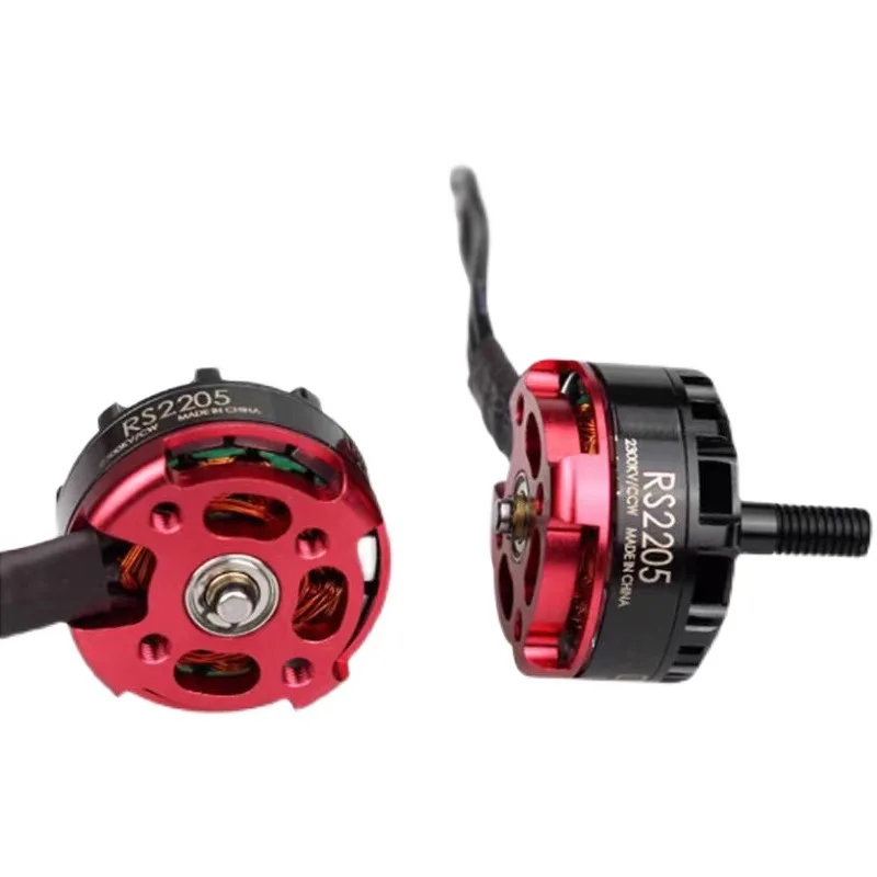 Moteur brushless EMAX RS2205 2300KV CW CCW pour drone de course FPV, installé sur un bras de drone avec des hélices.