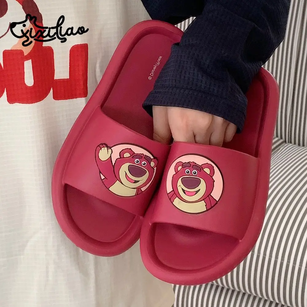 thumbnail image 1 of Nuevo Zapatillas de dibujos animados Lotso para mujer, antideslizantes, sandalias suaves de suela gruesa Kawaii Disney, zapatillas para exteriores, par de zapatos, zapatos para, 1 of 5