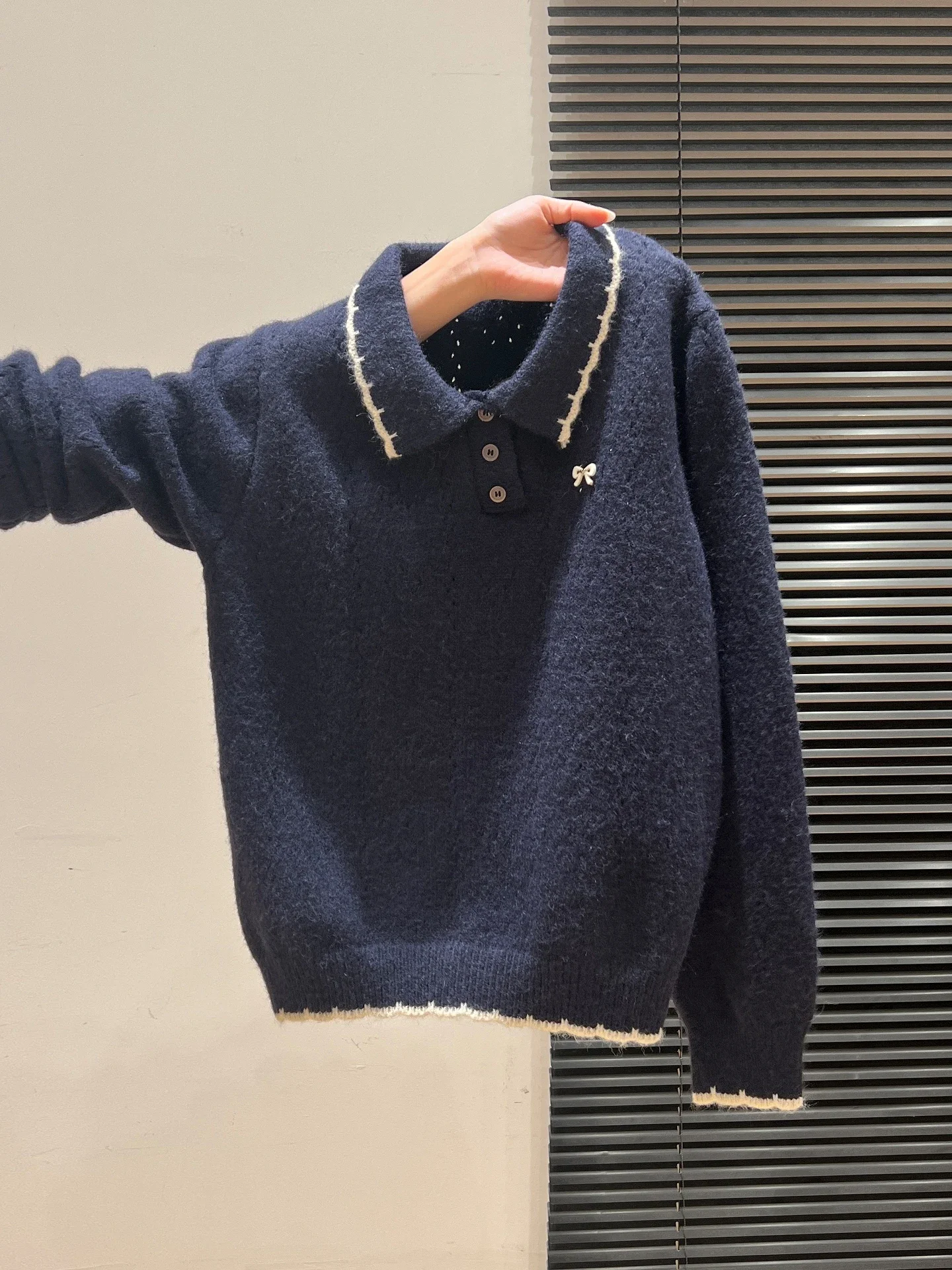 For Autumn And Winter, Wear A Lapel, Embroidered Bow, Color-Blocking Knitted Sweater As A Base Layer And Pair It With A Long-Sle