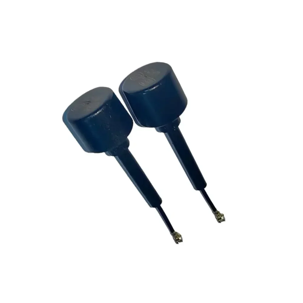 Antenne FPV 5.8 GHz Omni Sucette pour Drone FPV Racer, connectée à une carte émettrice, avec un drone en arrière-plan flou.