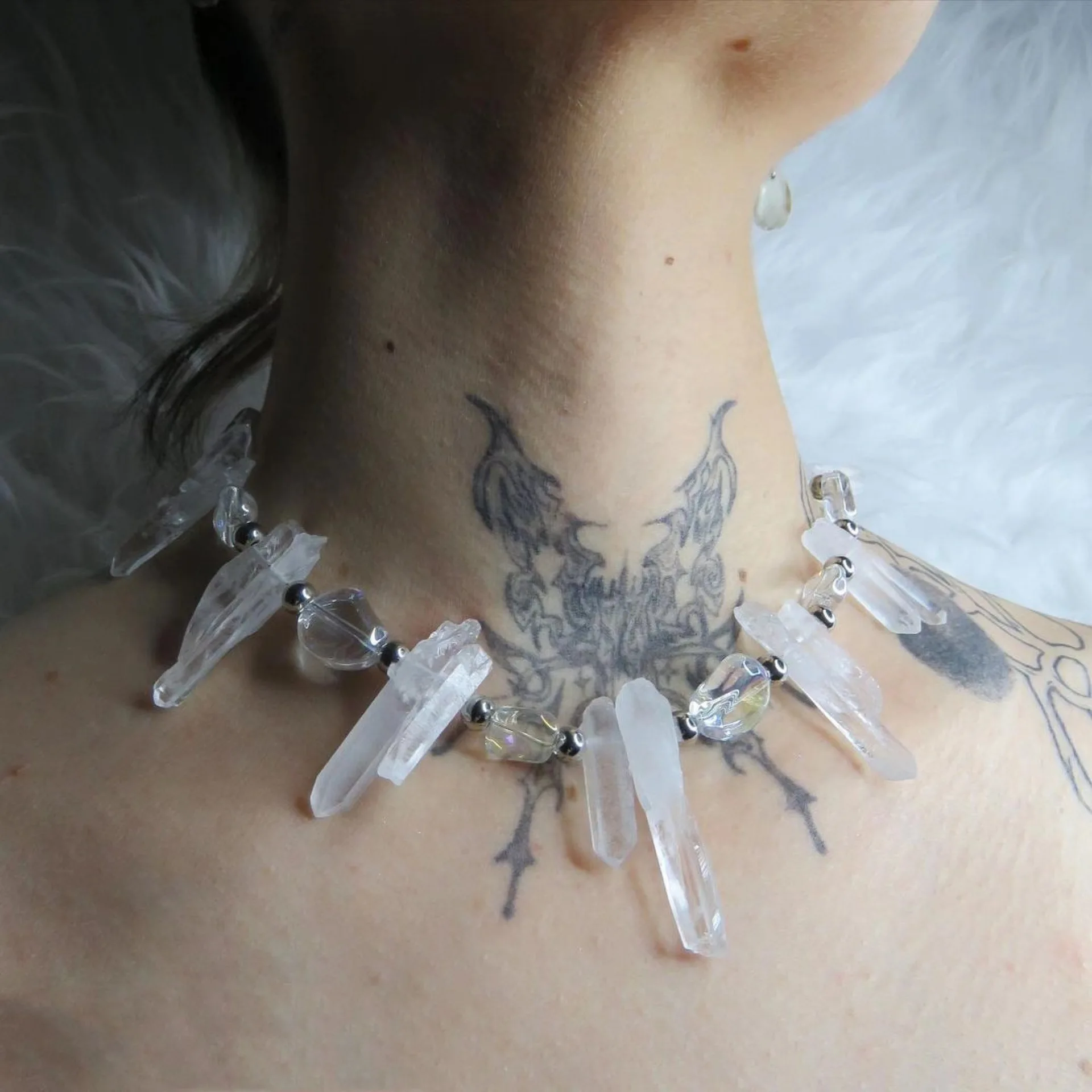 Collana con rivetti in stile punk alla moda femminile 2025 per donna/uomo, gioielli geometrici irregolari con borchie a spina dorsale, cubetti di ghiaccio in metallo trasparente, 2024_voghion.com