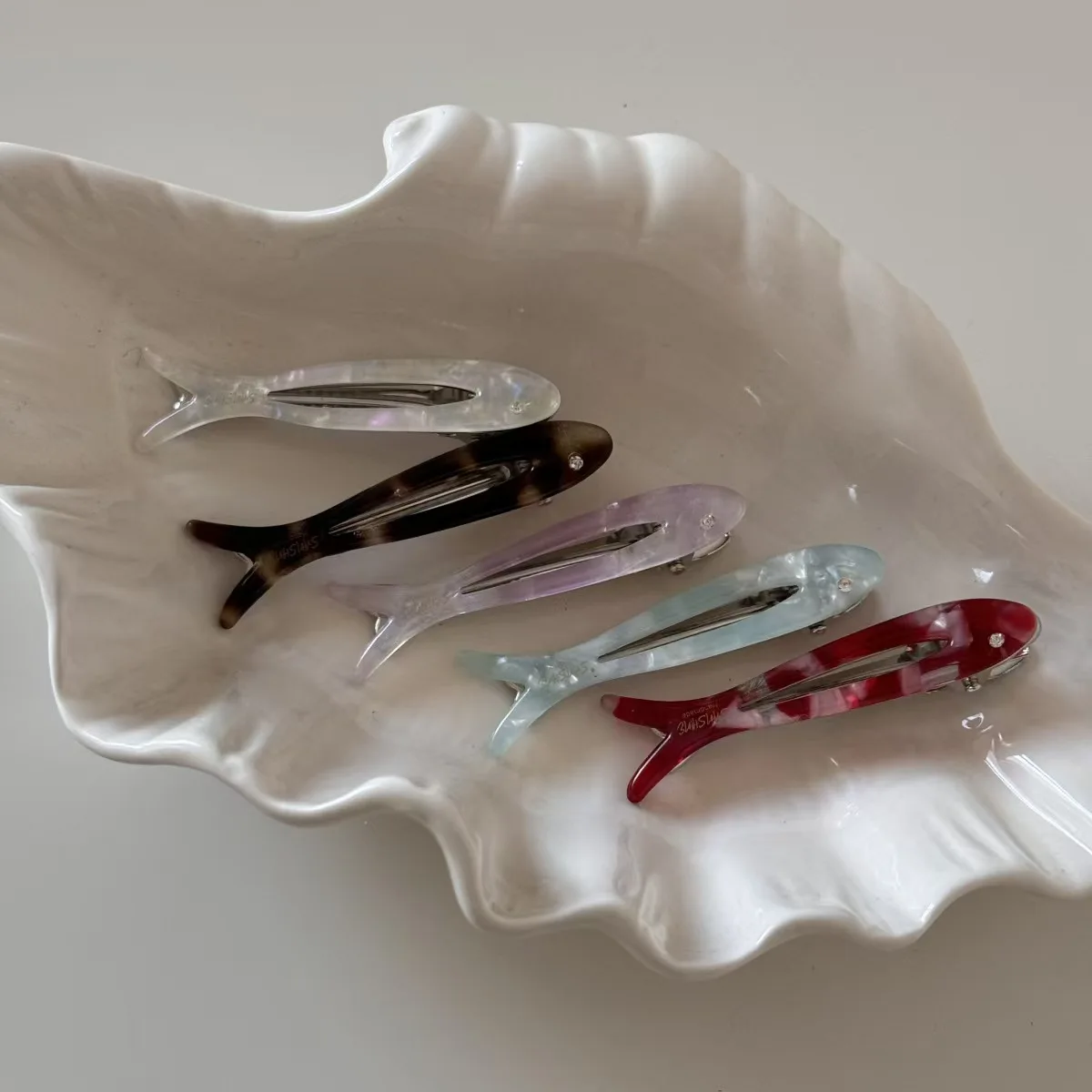 Essigsäure-Muster Kleiner Fisch Niedliche Haarspange Y2K Süße und Coole Fransen-Haarspange Kantenclip Kurzhaar-Haarspange Entenschnabel-Clip Haar-Accessoire – Detail 4