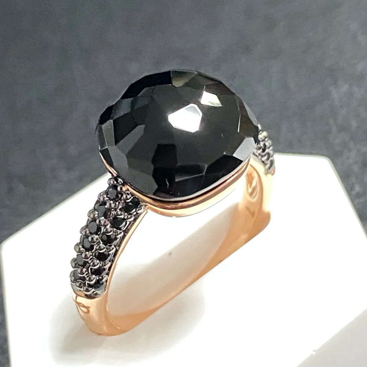 

Кольцо из черного оникса с инкрустацией из черного циркона с черным покрытием пистолетом, плоское кольцо с кристаллом 12,6 мм для женщин, стандартное модное ювелирное изделие, подарок