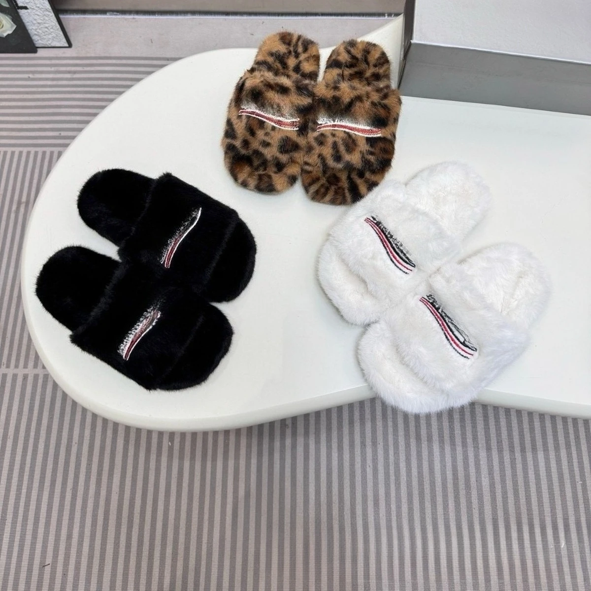 2025 겨울 신상 자수 단어 하나로 된 두꺼운 홈 커플 양털 플랫폼 슬리퍼