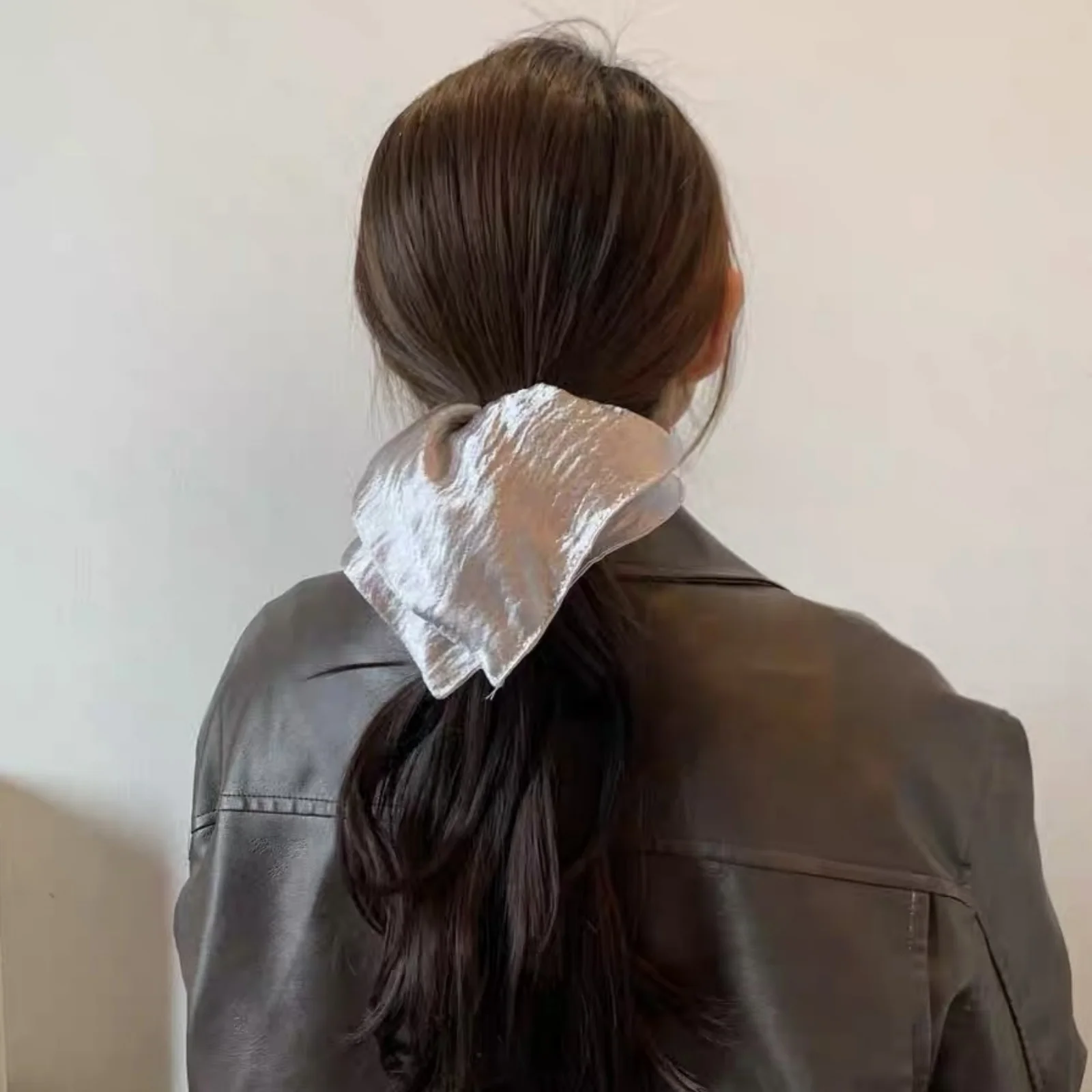 1 Stück glänzendes silbernes strukturiertes Haargummi, elegantes großes Haargummi, stilvolles Haar-Accessoire für Frauen für den täglichen Gebrauch und auf Partys – Detail 8