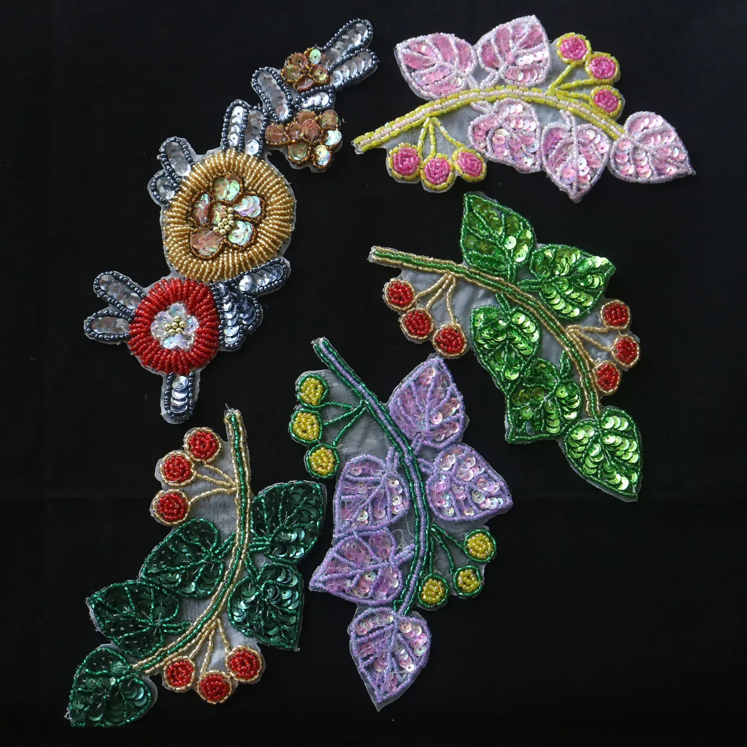 Handgefertigte Blumen-Applikationen mit Strasssteinen und Perlen für Kleidung, DIY-Aufnäher zum Aufnähen, Pailletten-Applikationen, bestickte Aufnäher.