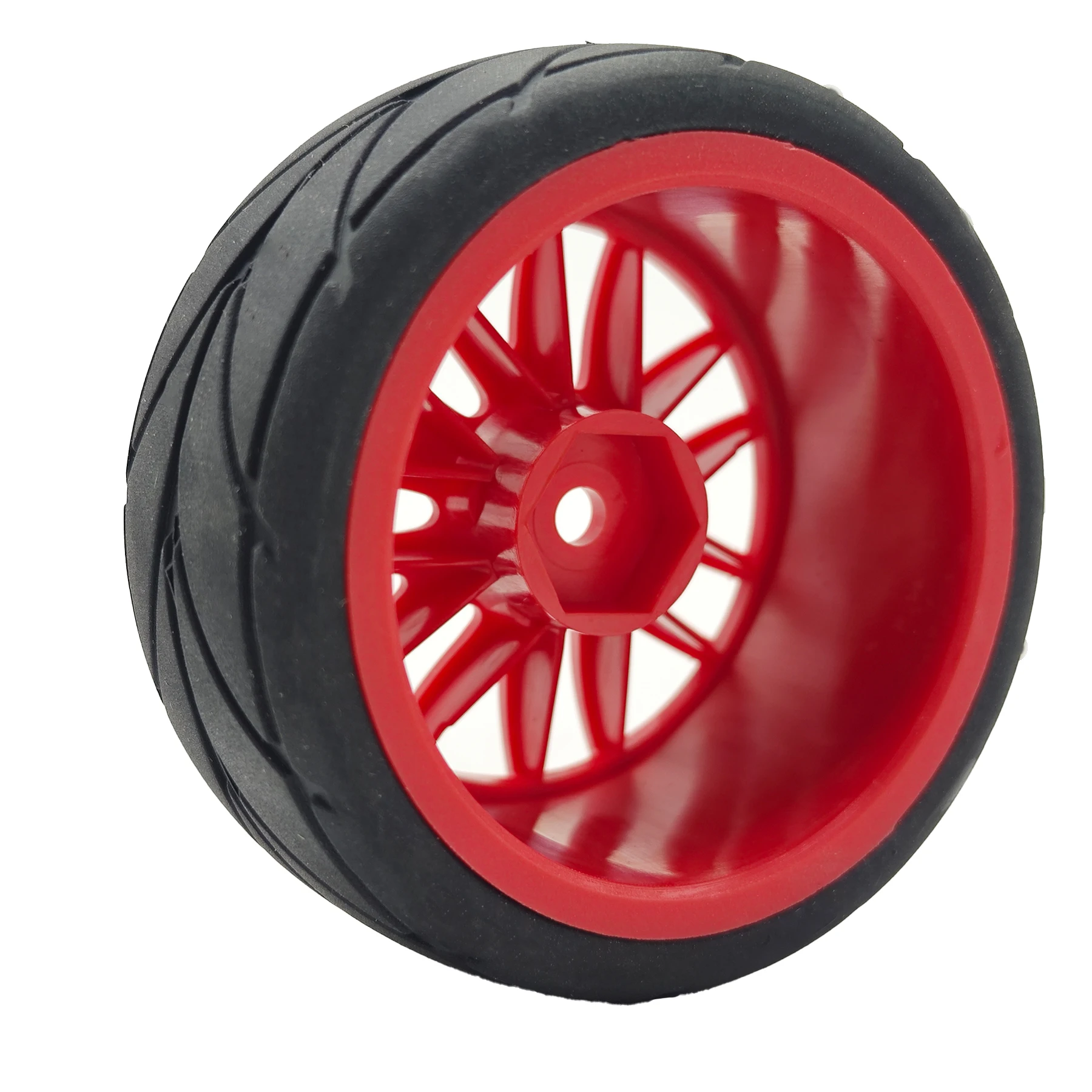 Quatre pneus RC 1/10 65mm sur route alignés, caoutchouc et jantes plastique, moyeu 12mm hex