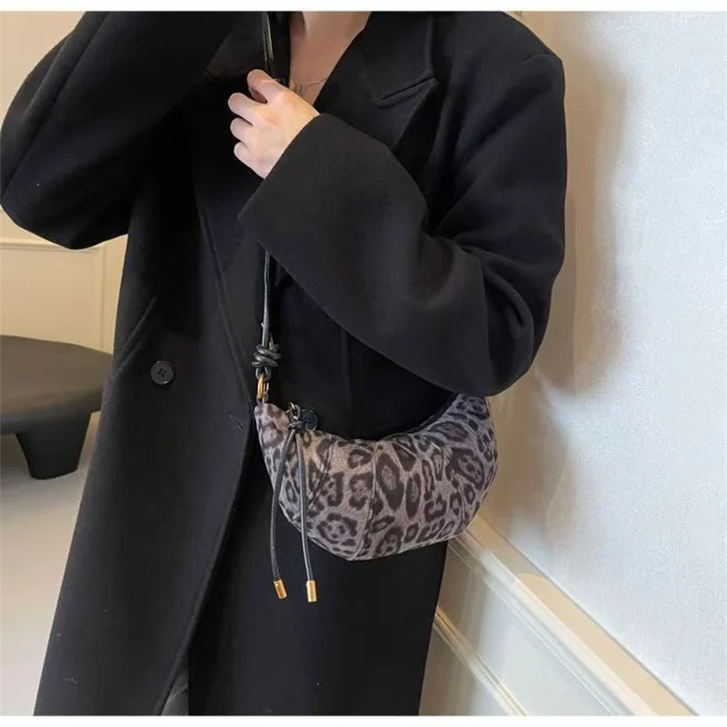 Herbst-Winter Neue Leopardenmuster Crushed Velvet Horn Tasche Frauen Vielseitige Umhängetasche Umhängetasche für Tägliche Party – Detail 11