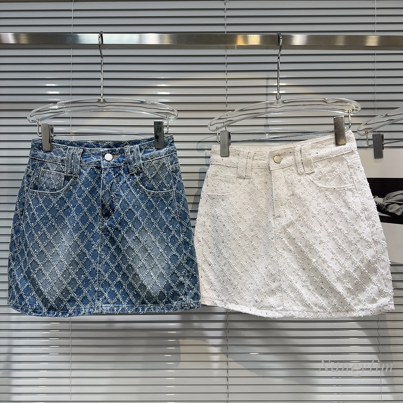 2024 Summer New Shiny Diamond Lattice Frayed Rhinestone White Denim Skirt for Women Short Skirts boozrey new summer denim wide leg pants denim rhinestone jeans hollow out high waist y2k cargo pant streetwear fashion trousers