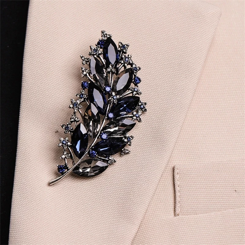Gyn&Joy Broche arbre de Noël avec lumières et ornements colorés en cristal, Métal, Strass en cristal Gyn&Joy Broche arbre de Noël avec lumières et ornements colorés en cristal, Métal, Strass en cristal