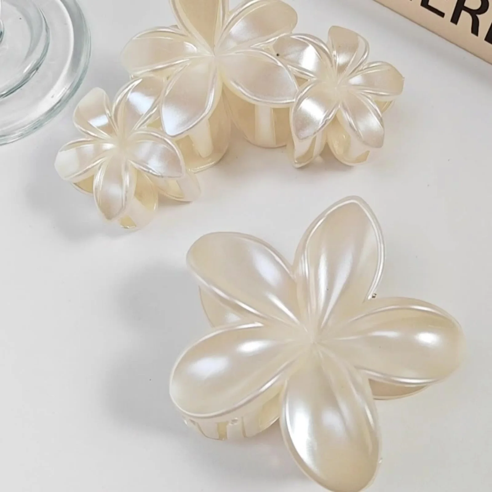 1/2PCS Stylish White Flower - style Hair Claw Clips, Perfect for Adding a Touch of Grace to Your Updo