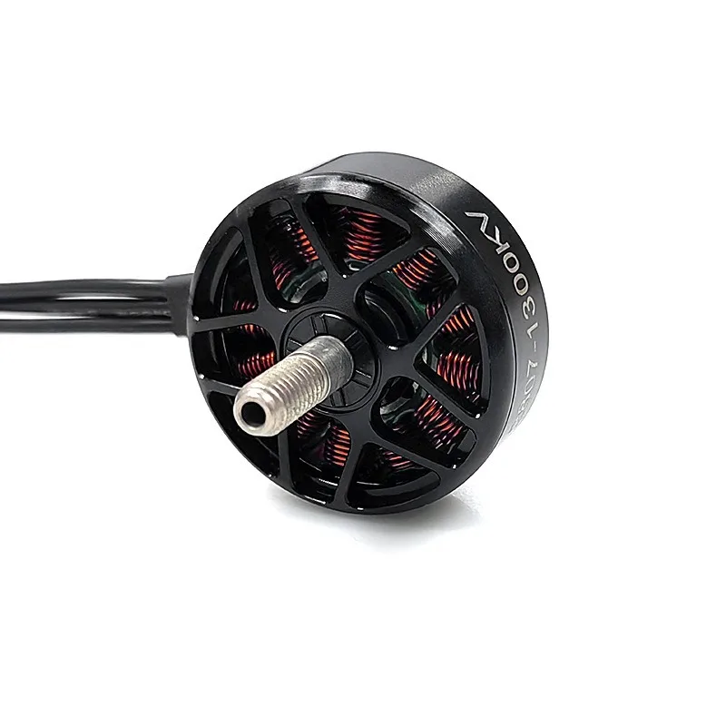 Moteur brushless HOBBYWING Xrotor 2807 1300KV 4-6S pour drone FPV, avec hélices montées sur un drone.
