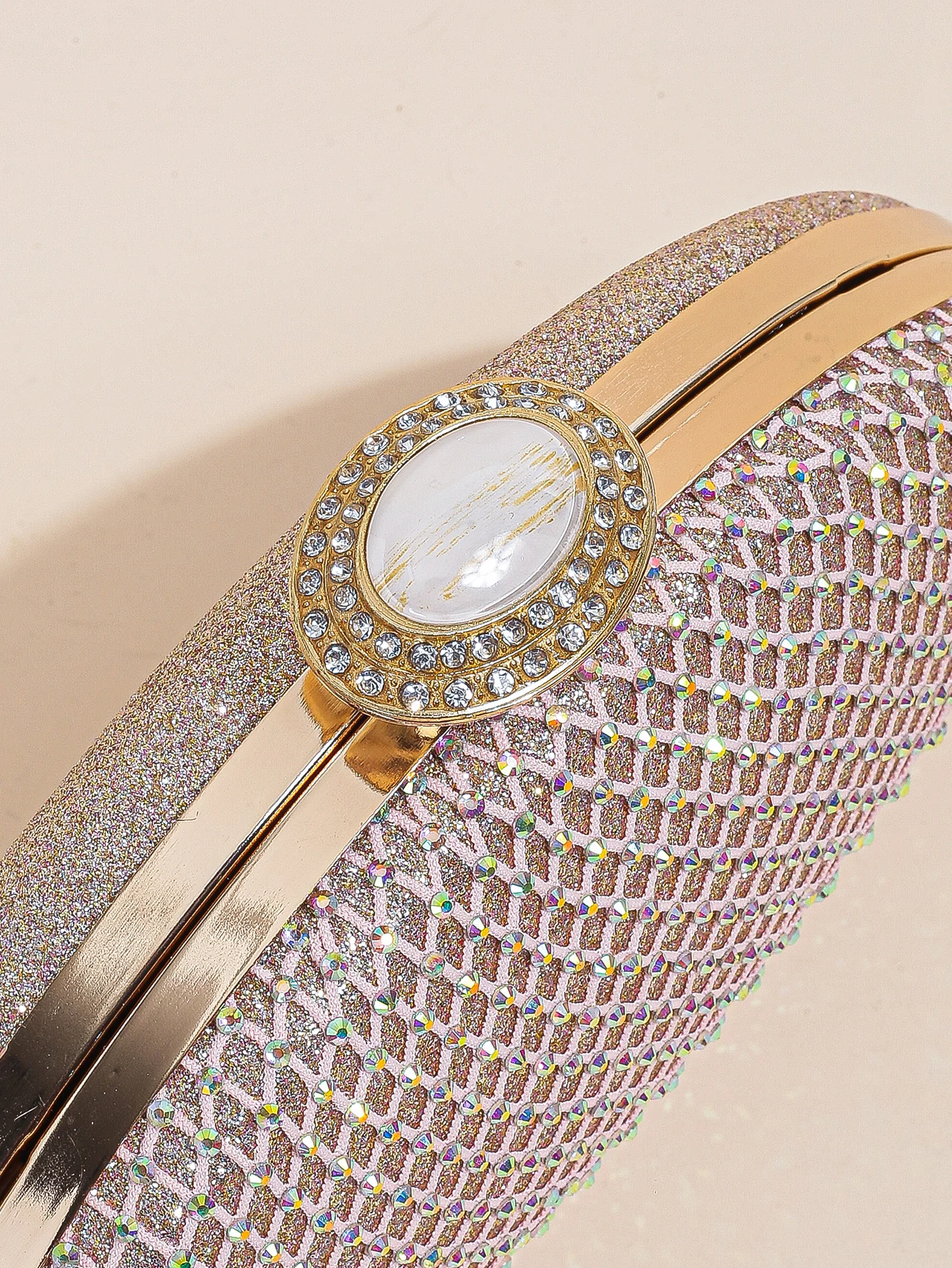 حقيبة عشاء بتصميم فريد من شبكة الألماس فائقة اللمع...