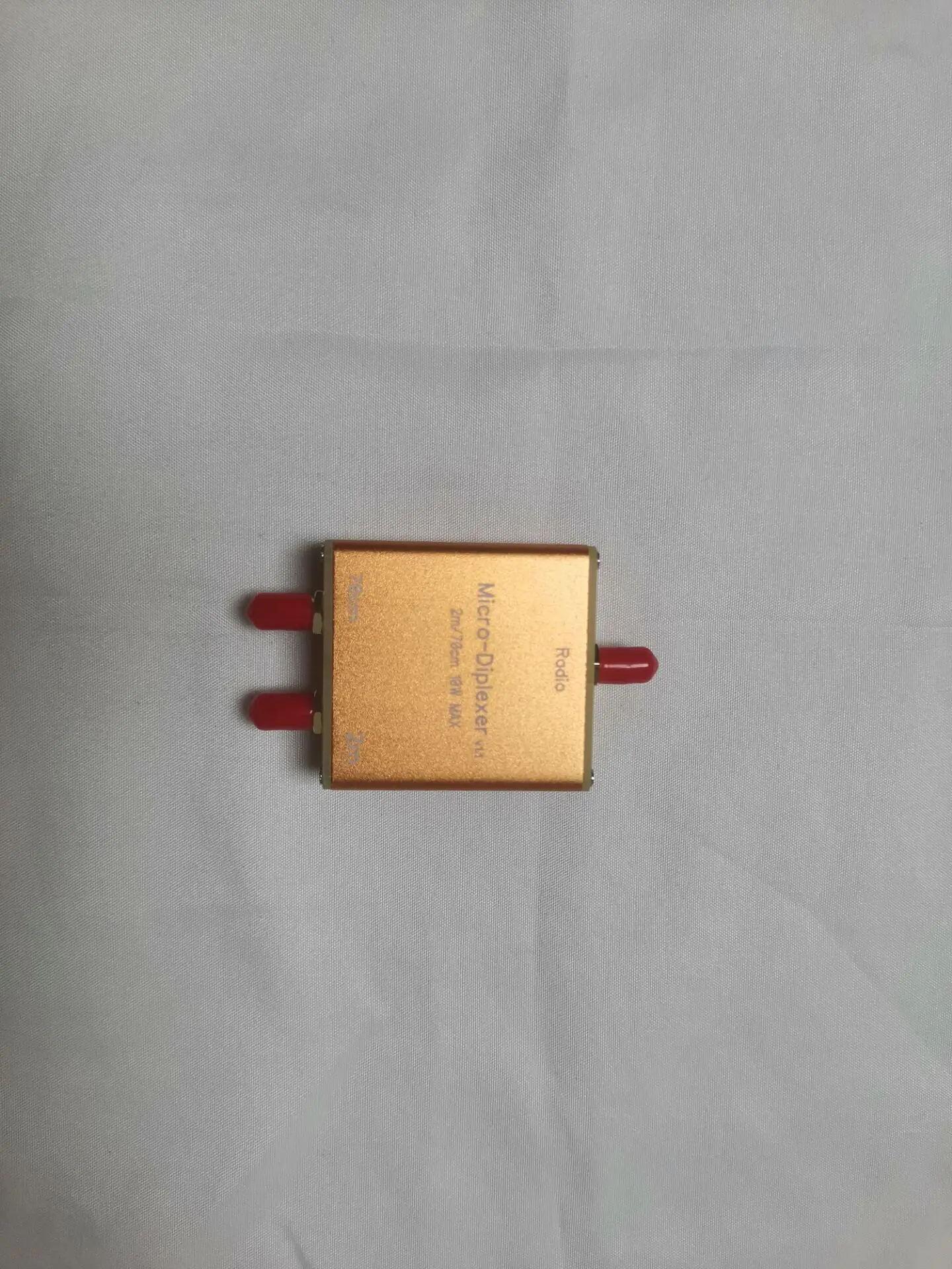 Duplexeur 10W V/U pour radioamateur installé entre l'émetteur et l'antenne, illustrant le filtrage des bandes 2M/70CM.