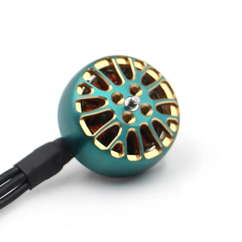 Deux moteurs brushless 1404 3800KV/4600KV pour drone FPV côte à côte, comparant les tailles.