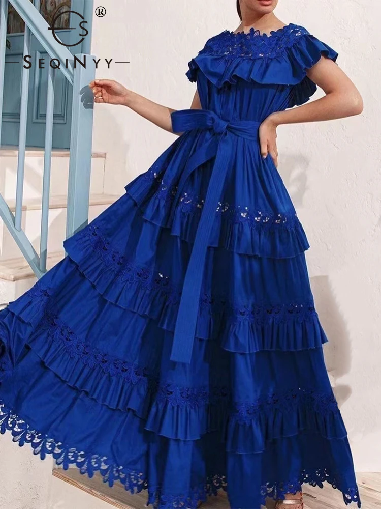 

Женское платье-миди с коротким рукавом, кружевным поясом и перфорацией