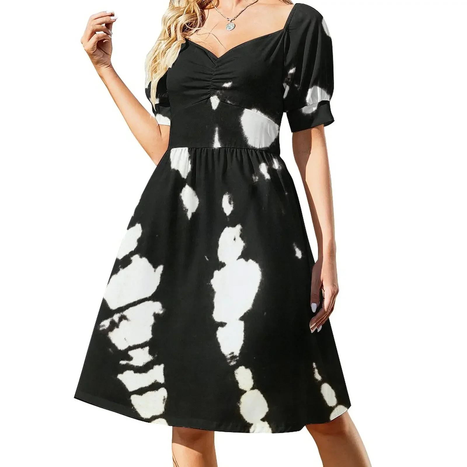 thumbnail image 1 of Vestido de verano para mujer, manga corta, estilo minimalista contemporáneo, con pinceladas de tinta, abstracto en blanco y negro., 1 of 7