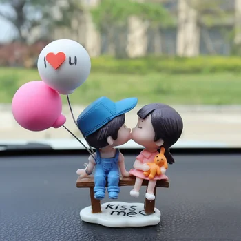 Decorazione interna per auto anime Cute Kissing Couple Action Figure Decorazione cruscotto automatico per accessori auto Interni donna