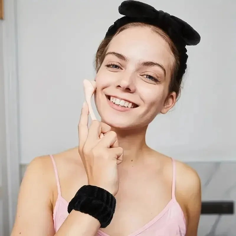 Description Picture 6 of item3pcs Microfiber Headbands and Wristbands Set Bath, Makeup and Fitness Soft and Absorbent Hairbands and Wrist Towels