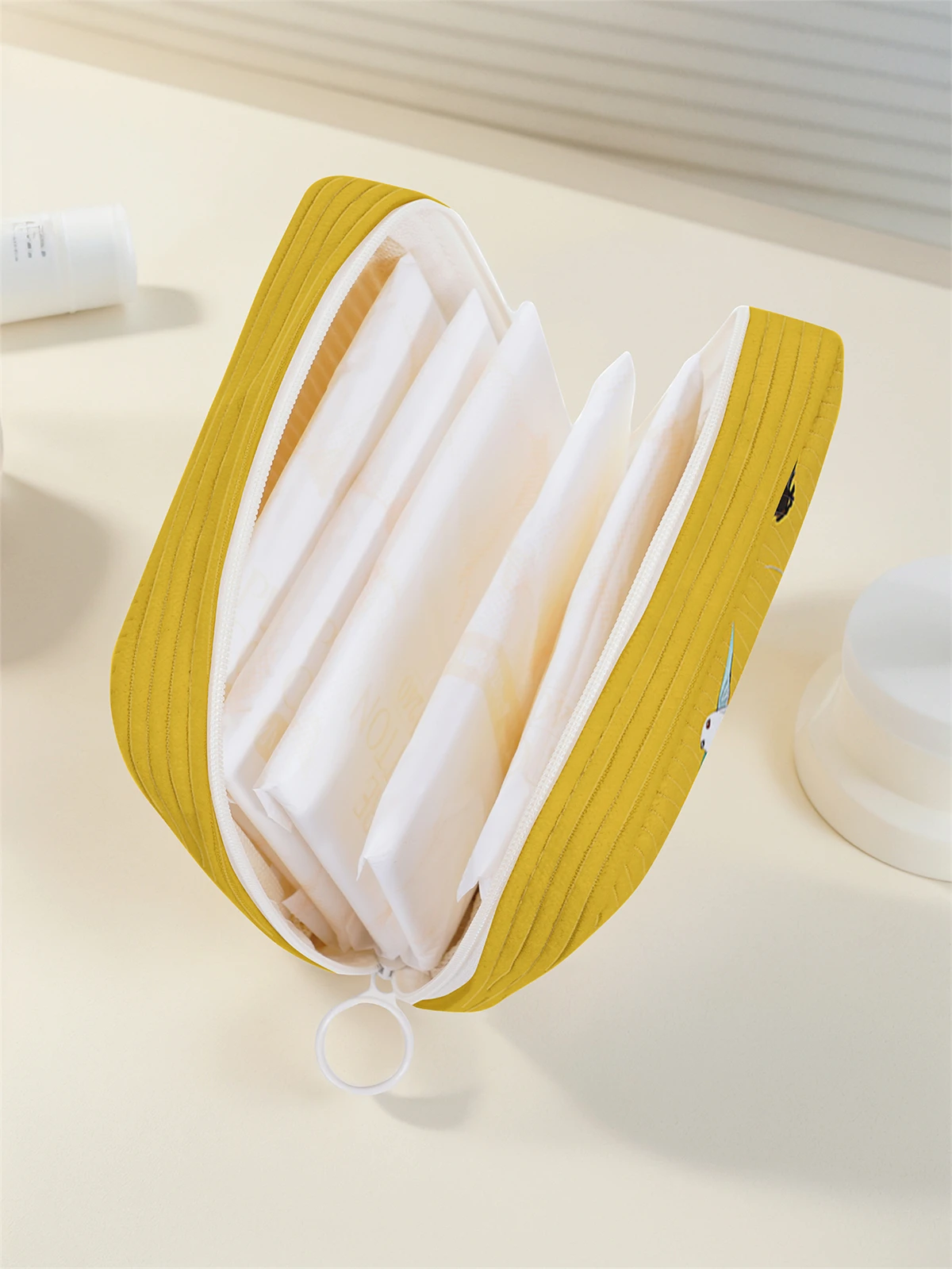 Cute cartoon cat pattern printed sanitary napkin storage bag, women's lightweight tissue bag, sanitary tissue bag