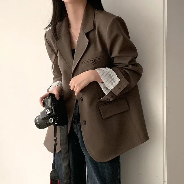 대비 컬러 블레이저: 이른 봄 스타일 업그레이드