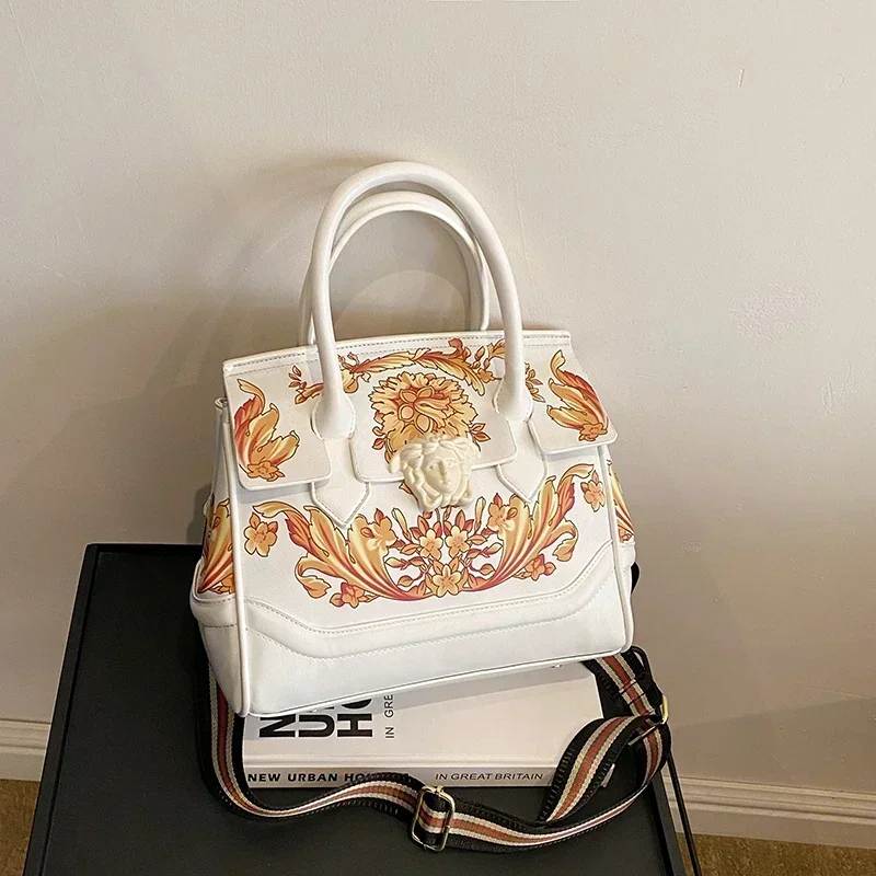 Designer Crossbody Bag with Vintage Appeal-Stylish Leather Purse for Casual & Formal Events
