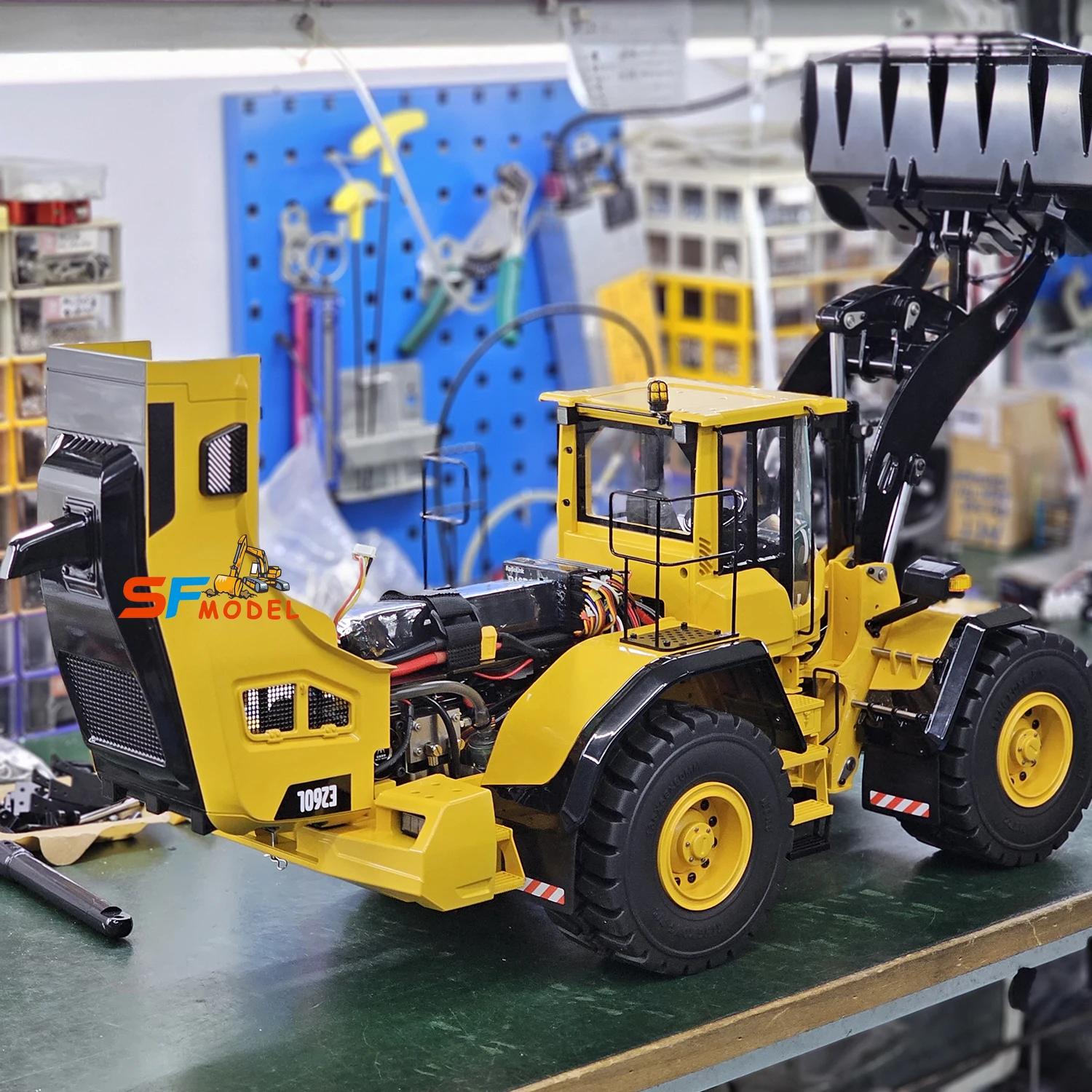 E260L RC Loader Metal Model 1/14 RC Hydraulic Loader RTR with Light and Sound System Engineering Remote Control Car Model Toy 6