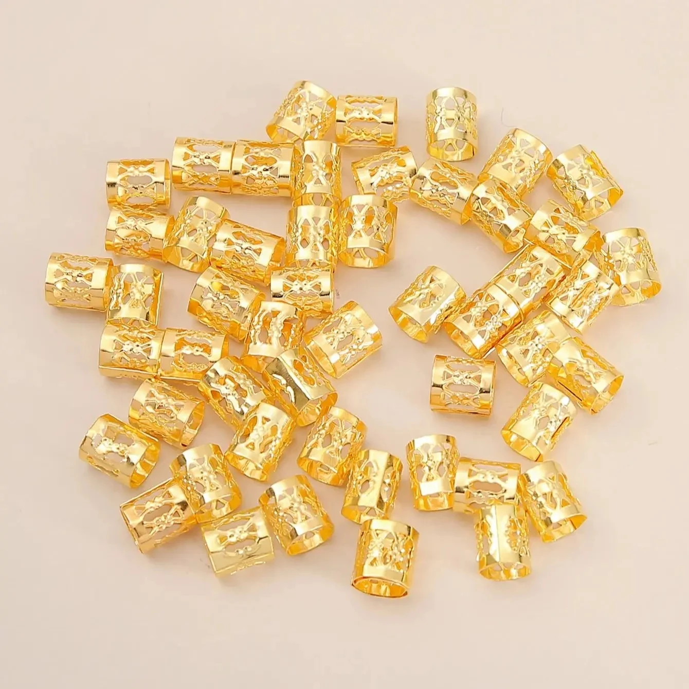 50 個の金属中空ヘアリングアクセサリー、ビーズヘア三つ編みリングクリップドレッドロック髪編組金属袖口装飾