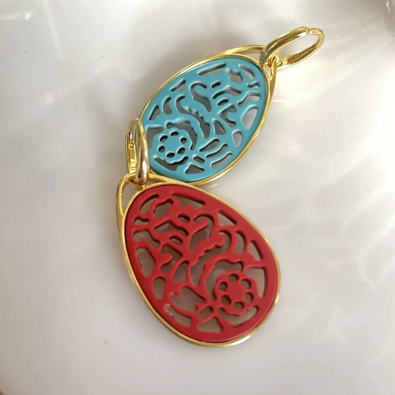 Classic  Jet Fossil Material Drop Shape Victorian Pendant Hand Carved Hollow Flower Pattern Gold Plated Fashion Jewelry