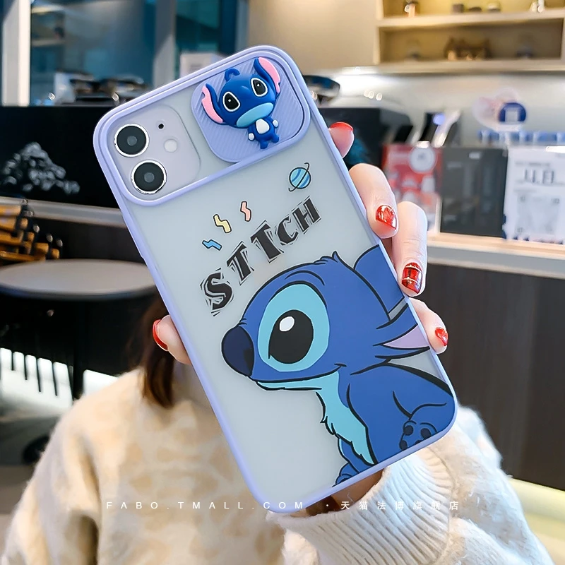 Funda para iPhone 11 Oficial de Disney Stitch Trepando - Lilo & Stitch