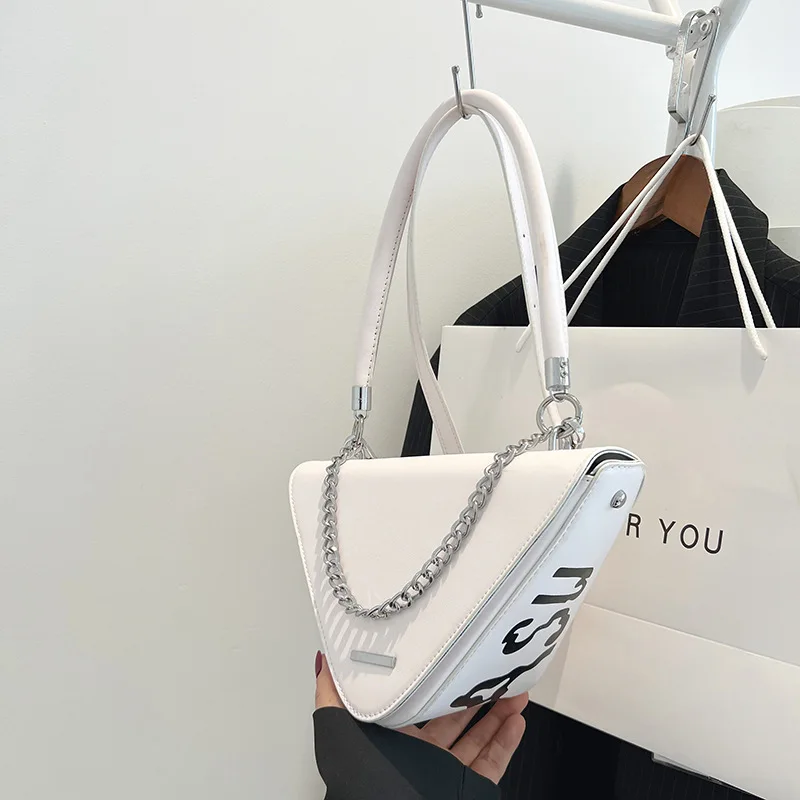 Рисунок 2 - Треугольные роскошные дизайнерские сумки