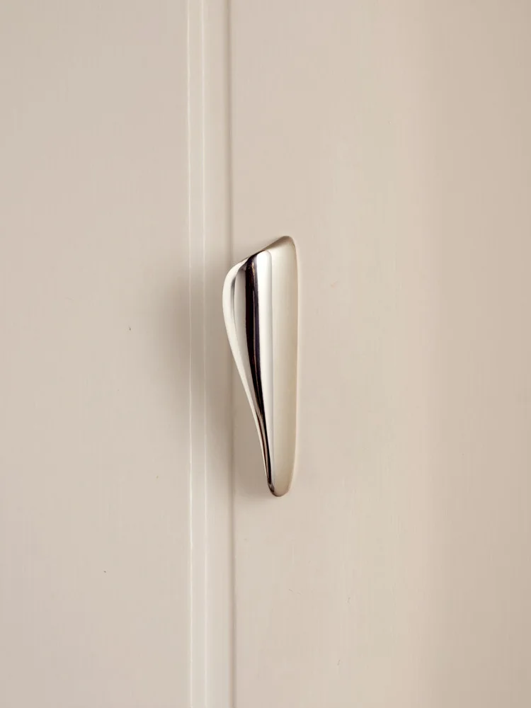 มือจับเฟอร์นิเจอร์ทองเหลืองดีไซน์สร้างสรรค์จาก Goo-Ki สไตล์โมเดิร์นมินิมอล สำหรับตู้ บาร์ รูปทรงเห็ด ใช้สำหรับฮาร์ดแวร์เฟอร์นิเจอร์ 1