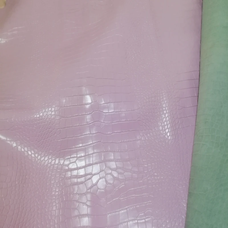 1.3mm 연분홍색 악어 무늬 소가죽. 최고급 가죽. 진짜 가죽 원단. 가방을 손으..
