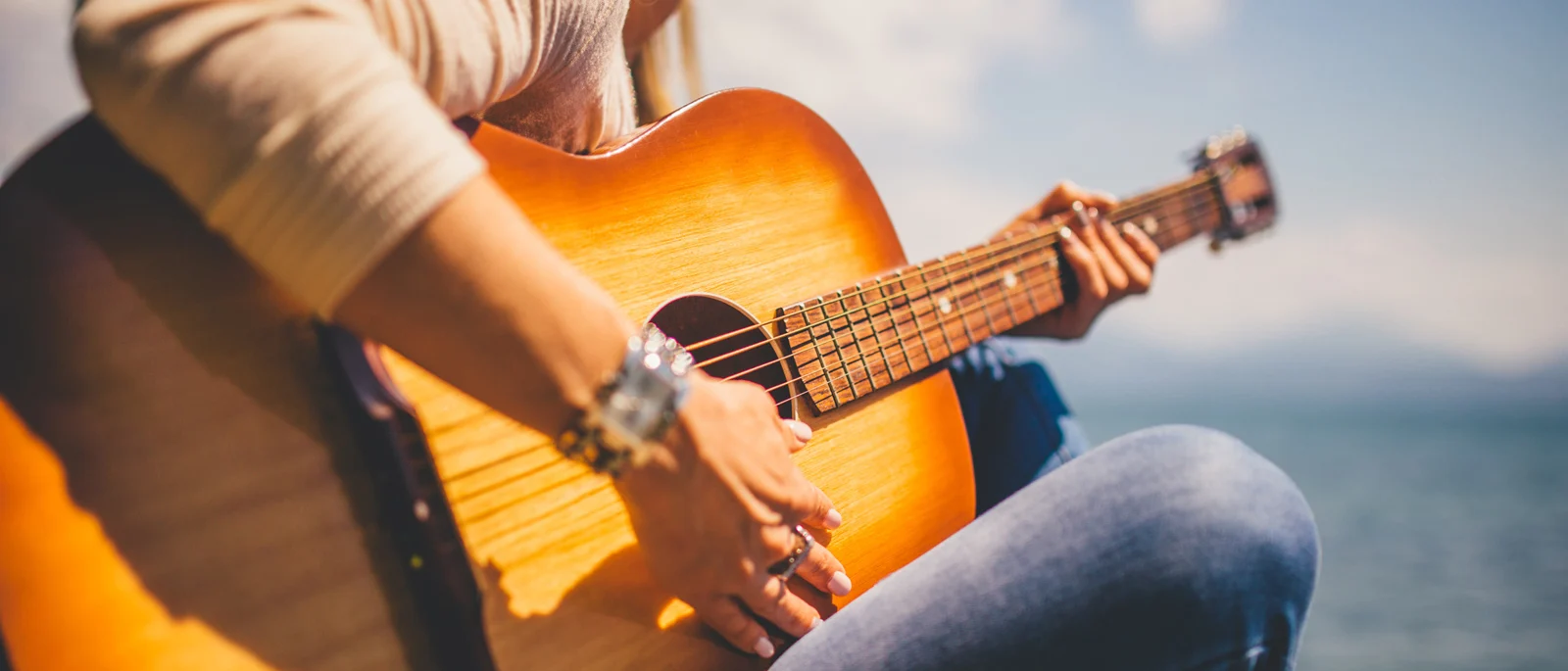 Description Picture 3 of itemMiwayer Guitar capo for 6 String Steel Acoustic and Electric Guitars with 4 Picks for Free