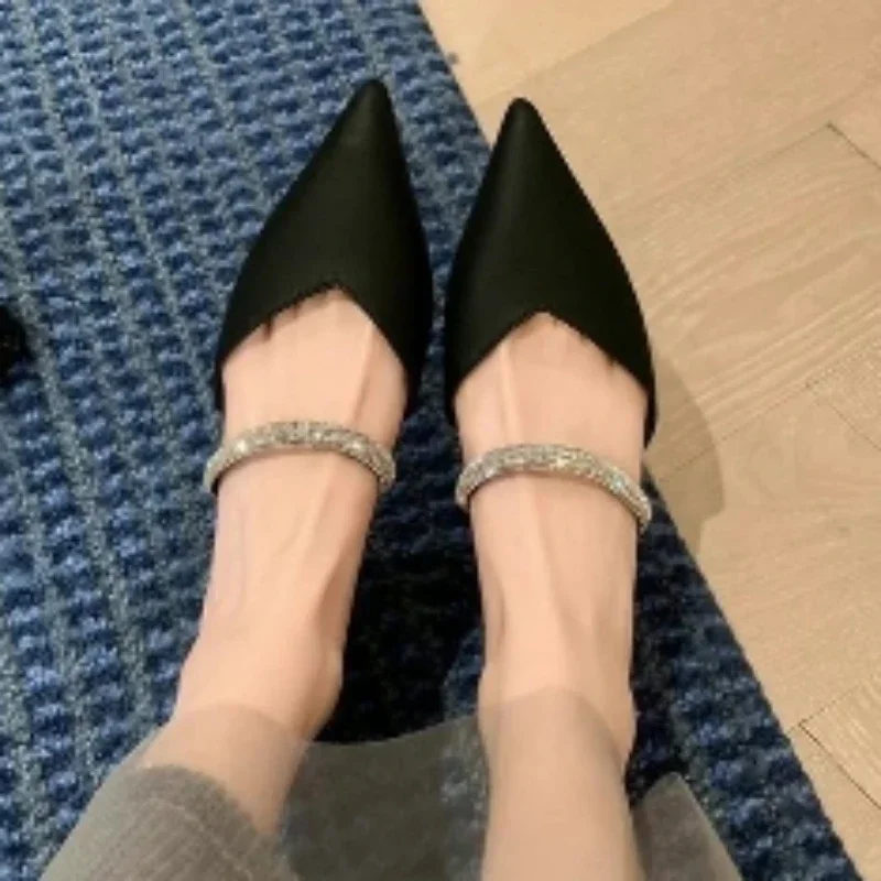 

Женские туфли на массивном каблуке, однотонные шлепанцы с закрытым носком и блестками, большие размеры, осень 2024