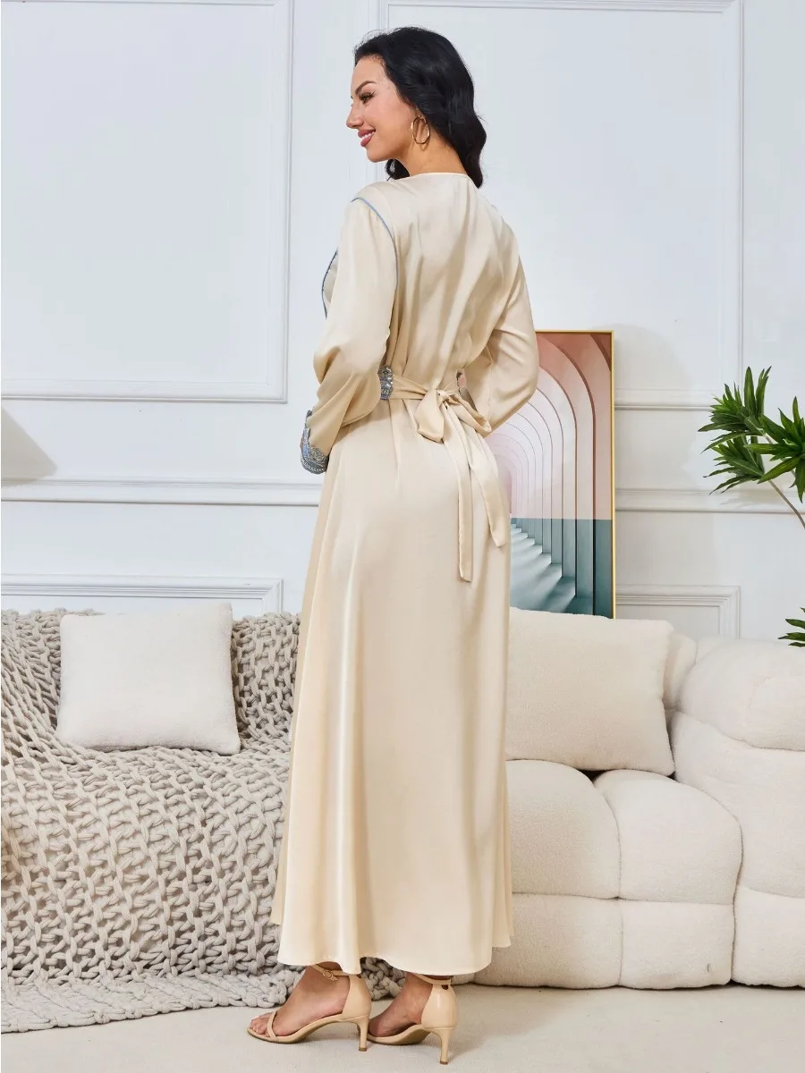 جلابية بيج بتفاصيل دانتيل أزرق وحزام