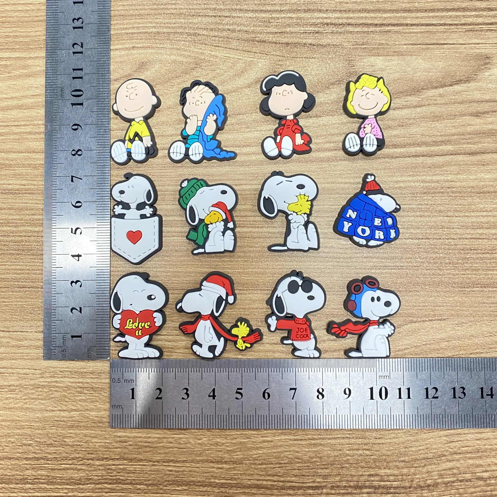 รูปสินค้า ชุดตกแต่งรองเท้าลายสนูปปี้ 12 ชิ้น น่ารัก DIY