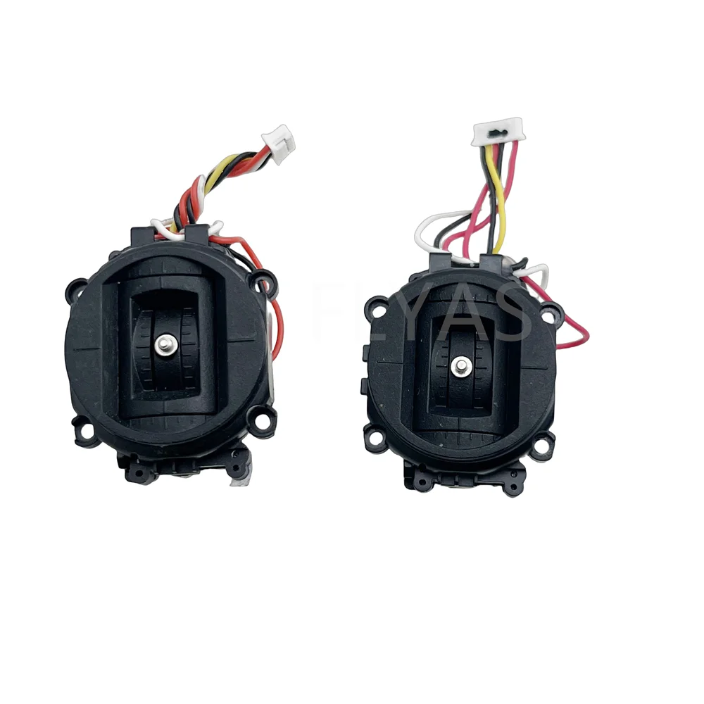 Lot de manettes de rechange DJI RC 1 et RC 2, pièces d'origine, posées sur fond blanc.