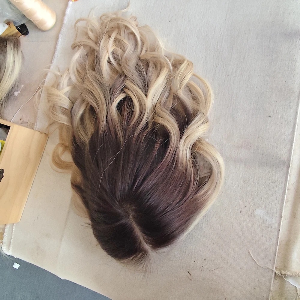 Topper per capelli umani 6x7 con base in pizzo, biondo ombré ondulato, in capelli Remy, con clip traspiranti, per donne con capelli diradati - immagine 3