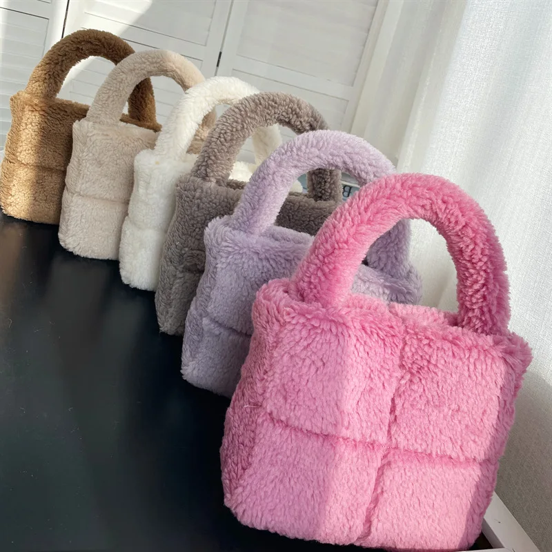 

Сумка из искусственного меха, короткая плюшевая Сумка-тоут из овечьей шерсти для женщин, новинка зимы 2023, мягкая, теплая, искусственная кожа, маленькая пушистая сумка, Новое поступление