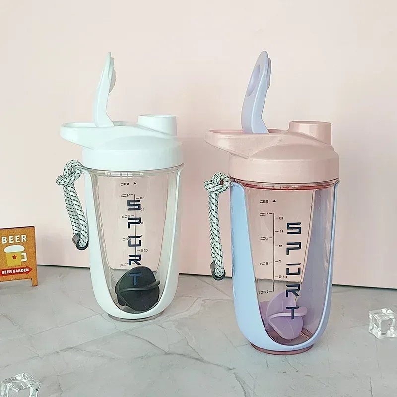 Protein bottle shaker bottle shaking cup protein shaker cup 590ML blender shaker bottle with stirring ball