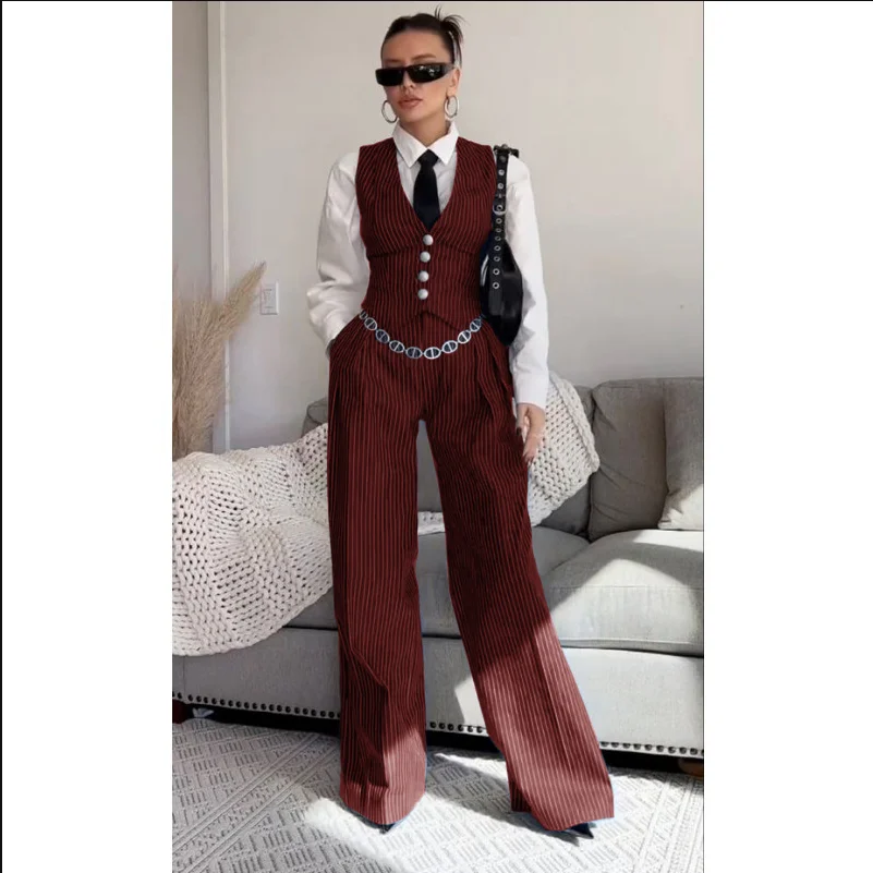 Рисунок 5 - Женский костюм, жилет в полоску