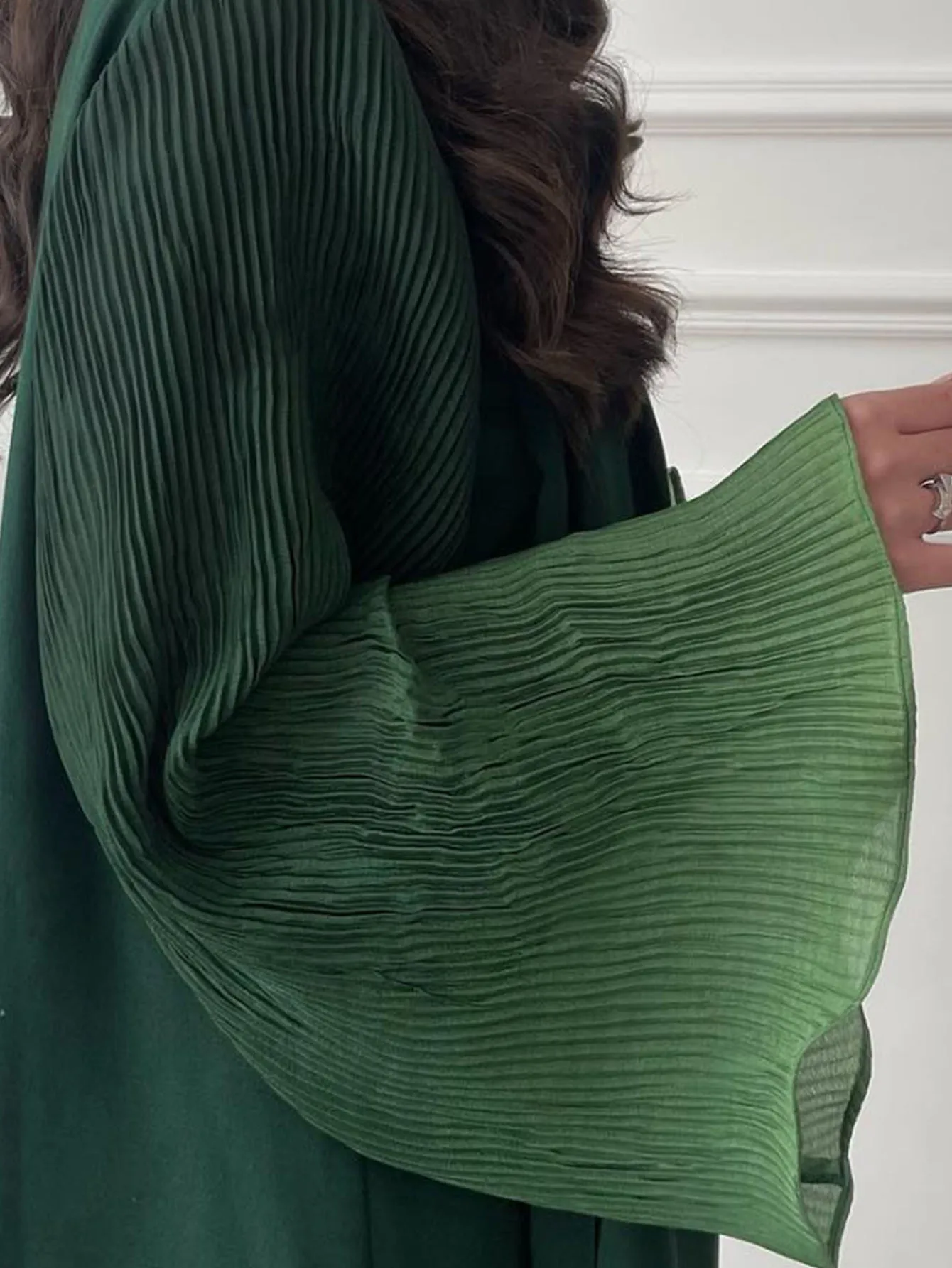 عباية أنيقة بأكمام كلوش مطرّزة