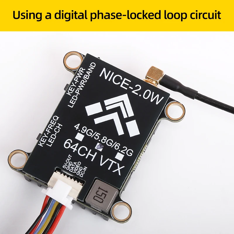 Émetteur vidéo 5.8GHz 2W FPV pour drone installé sur un drone, avec antennes connectées pour une transmission stable.