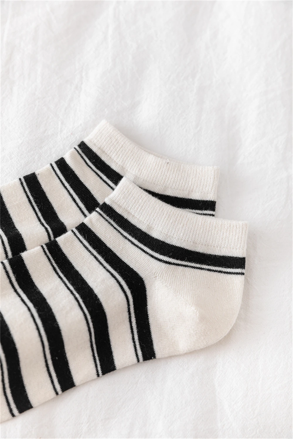 Neue Glücklich Lustige Cartoon Lächeln Gesicht Gestreiften Socken Weiß Schwarz Weiche Baumwolle Kurze Knöchel Sokken Dropship – Detail 10