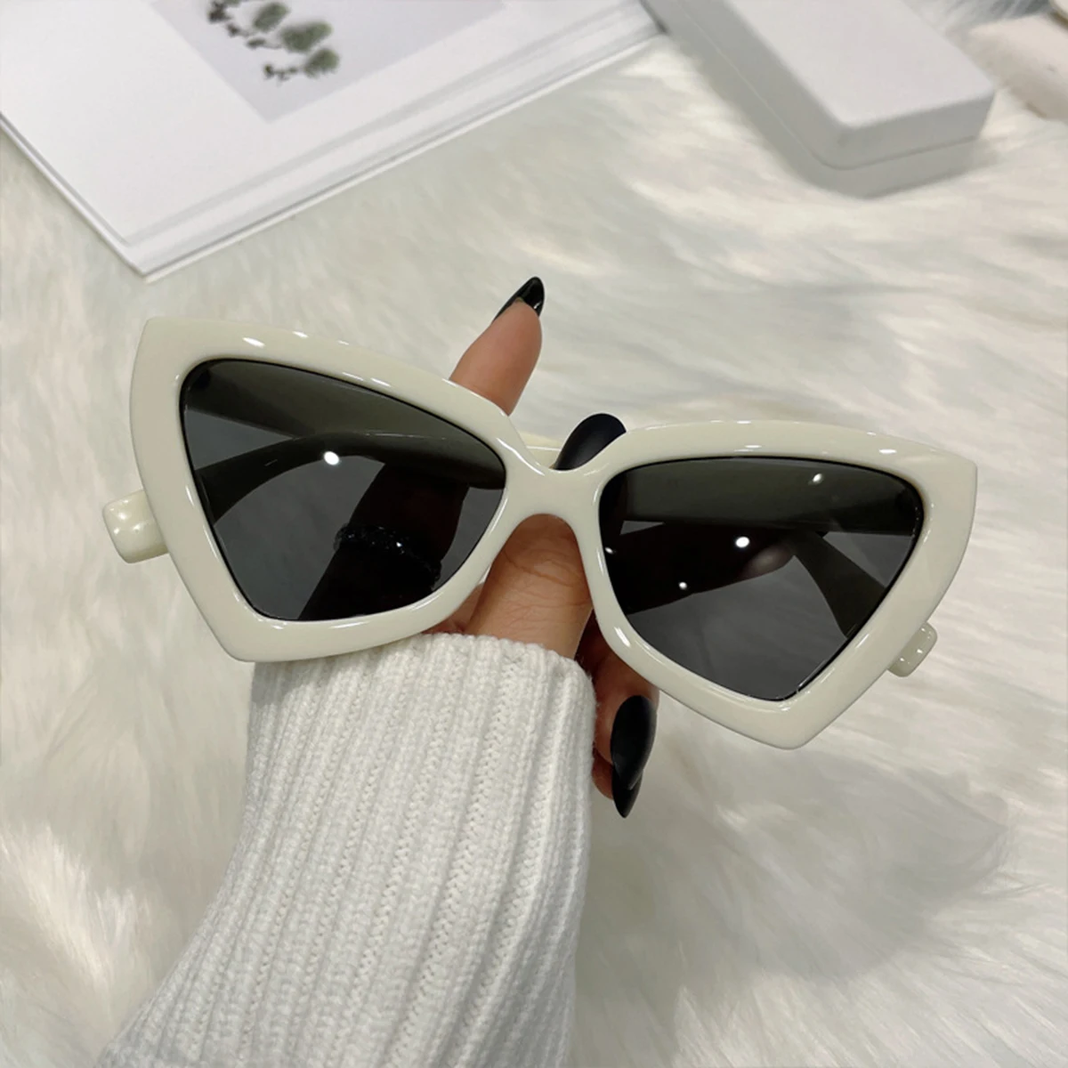 thumbnail image 1 of Gafas de sol triangulares con forma de polígono para hombre y mujer, anteojos de sol de estilo Vintage, Retro, Ojo de gato, para verano, 1 of 5