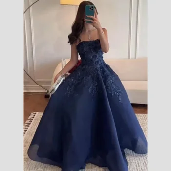 فستان سهرة كحلي بدانتيل وزهور مجسمة أنيق — صورة 3